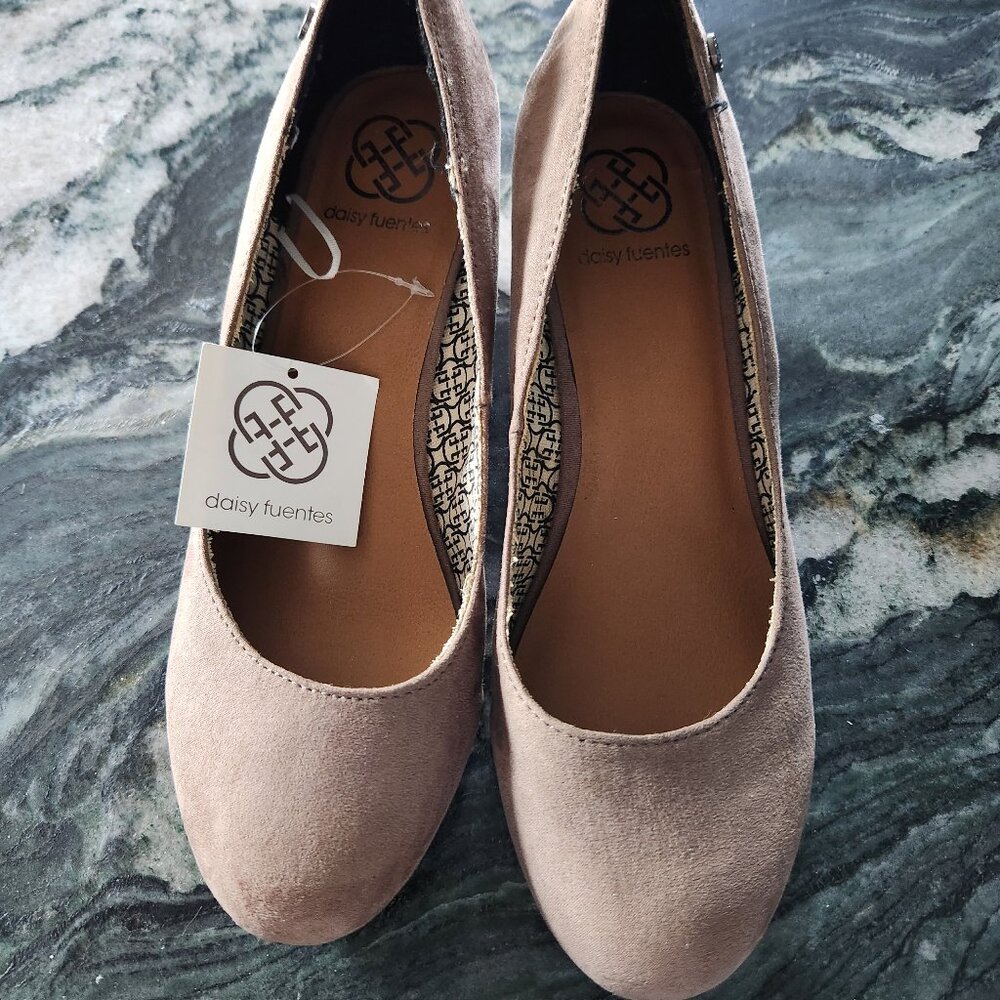 Daisy Fuentes Brown wedges